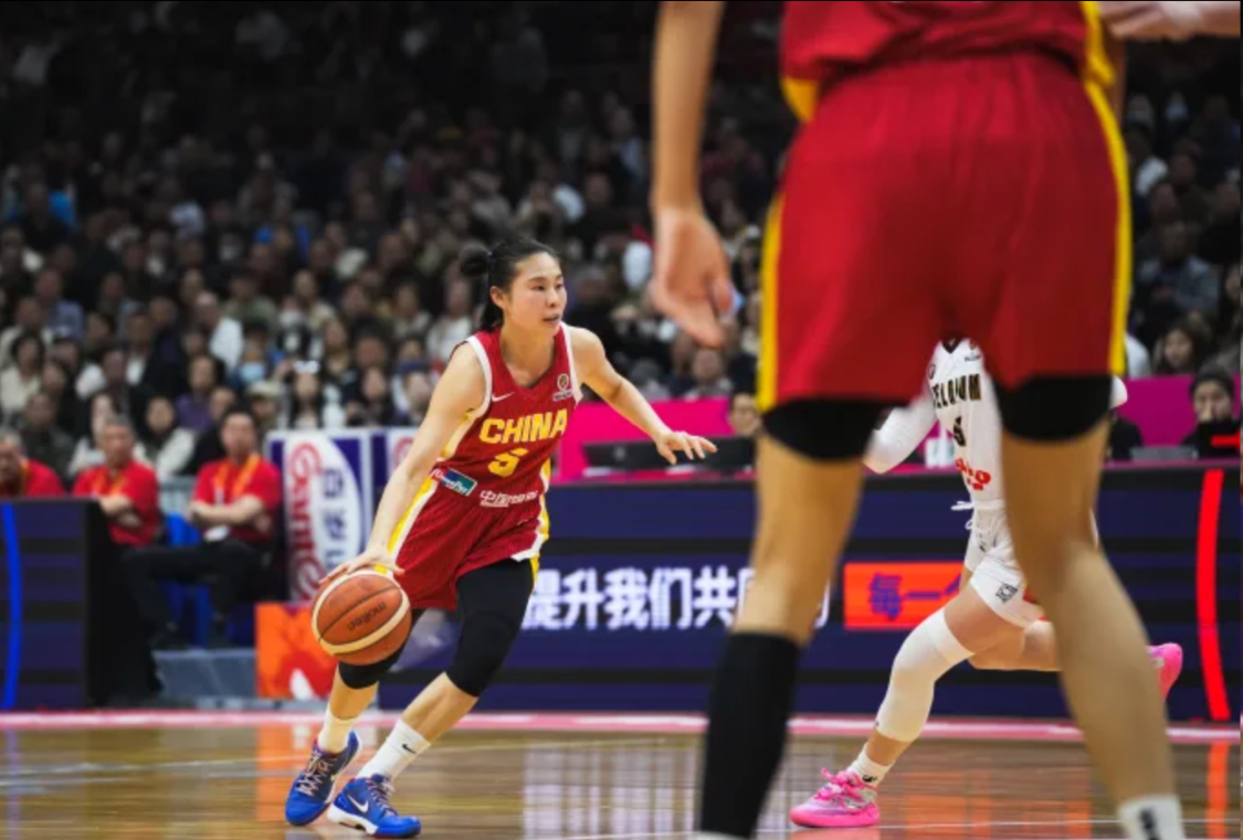 世俱杯买球-输15分！女篮功勋0分5失误却被原谅，球迷：这队友欧文来了都没用